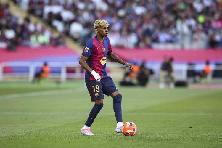 黄雅琼刘雨辰婚后亮相羽超赛场（黄雅琼、刘雨辰婚后首秀现身羽超赛场）