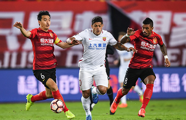 小孩哥！17岁卡尔成为欧冠最年轻连续3场进球球员（17岁小将卡尔欧冠三连场进球，成史上最年轻达成者）