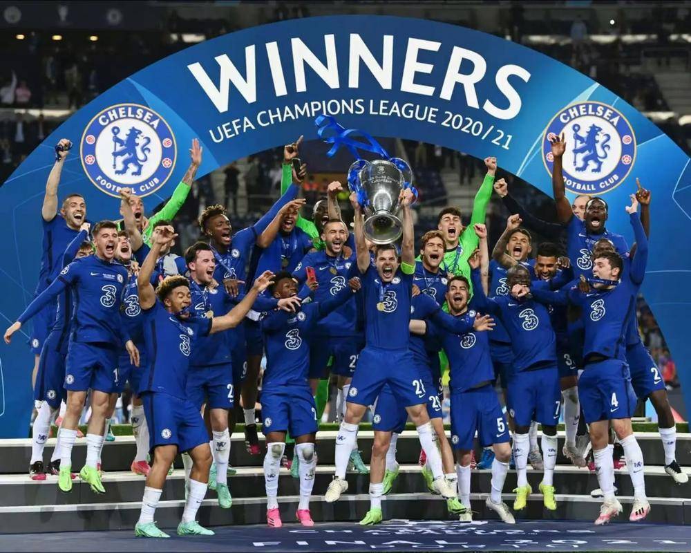 欧冠赛前穆里尼奥与两名昔日弟子重逢，并亲吻了斯内德的光头（欧冠赛前，穆里尼奥与两位旧部相聚，还亲吻了斯内德的光头）