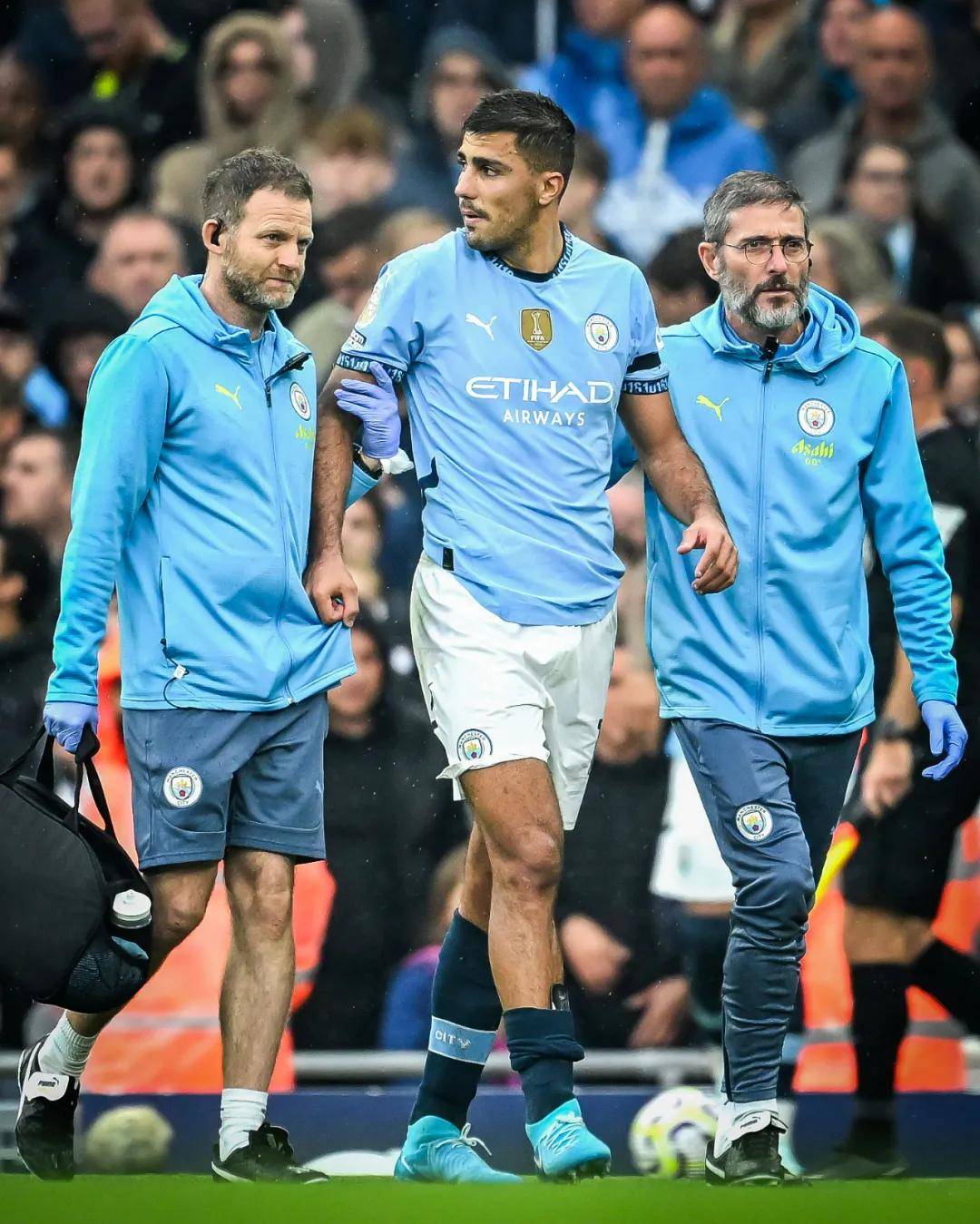 德媒：两名葡体球迷燃放烟火致另一名葡体球迷和一名警官受伤（德媒：两名葡体球迷燃放烟花致一名同队球迷与一名警察受伤）