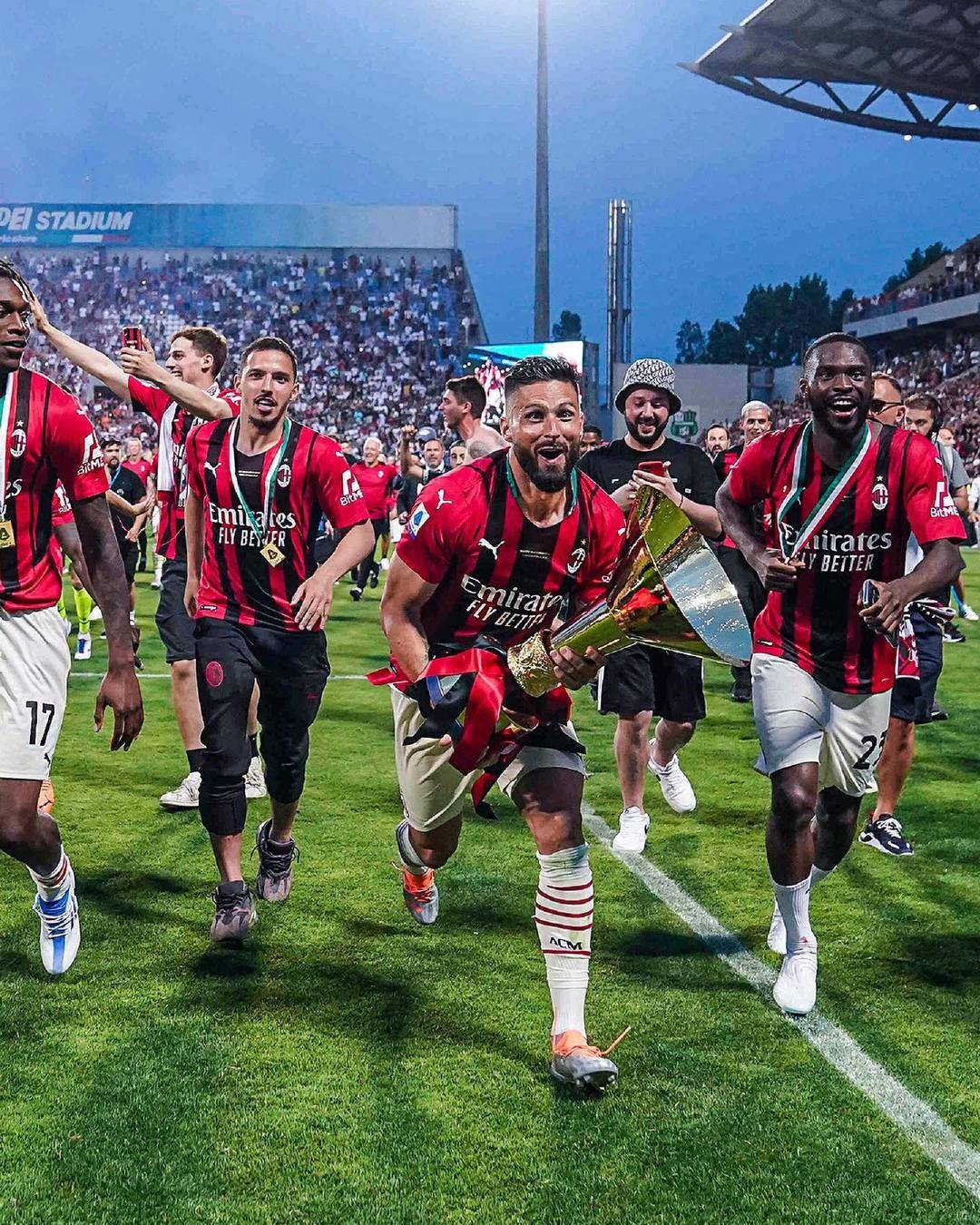 球星赛后发文鼓励全队：继续战斗（赛后球星发文为球队打气：奋战到底）