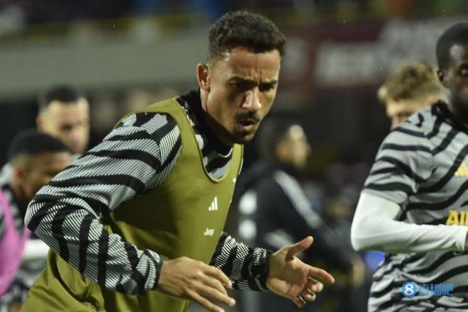 3C：骨上的钢板是我考虑退役原因之一；弗里克说表现好能抽烟（3C：骨内钢板让我考虑退役；弗里克称表现出色可获抽烟许可）